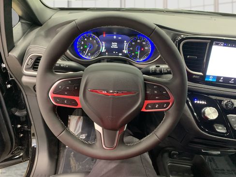 New 2026 Chrysler Pacifica Select image 16