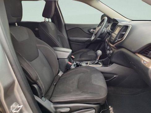 Used 2016 Jeep Cherokee Latitude FWD image 28