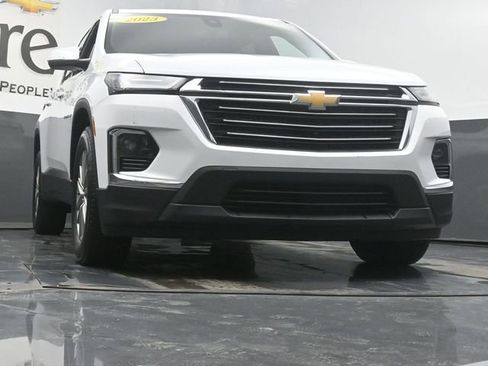 Used 2023 Chevrolet Traverse LT w/ Rear Camera Mirror Package image 3