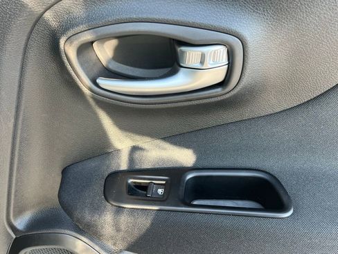 Used 2020 Jeep Renegade Latitude w/ Cold Weather Group image 20