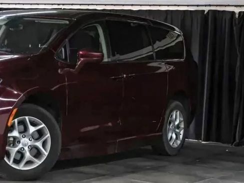 Used 2018 Chrysler Pacifica Touring Plus w/ Tire & Wheel Group FWD image 6