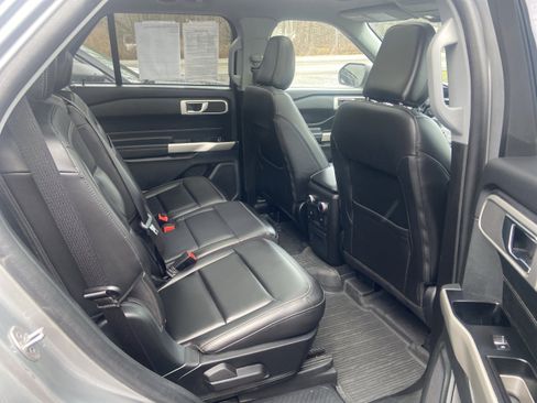 Used 2023 Ford Explorer XLT w/ Equipment Group 202A image 6