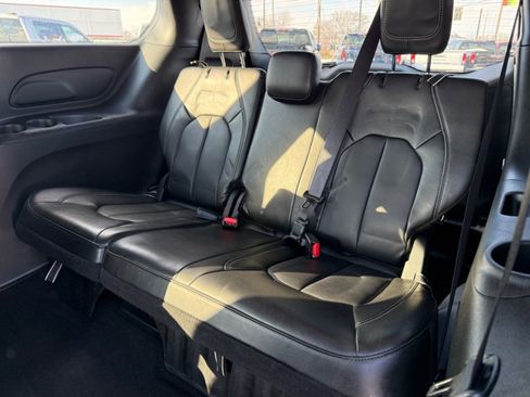 Used 2025 Chrysler Pacifica Select image 20