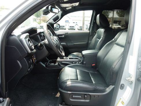 Used 2020 Toyota Tacoma TRD Off-Road AWD/4WD image 19