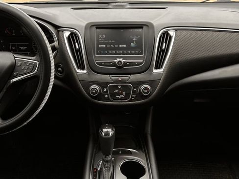 Used 2018 Chevrolet Malibu LT image 18