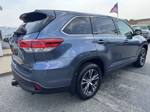 Used 2018 Toyota Highlander LE AWD/4WD image 9