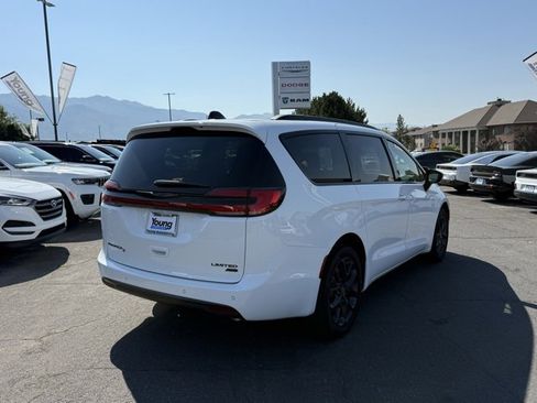 New 2025 Chrysler Pacifica Limited image 6