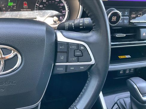 Used 2023 Toyota Highlander XLE image 25