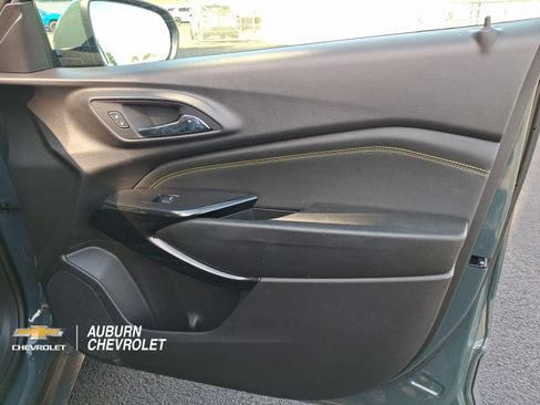 Used 2025 Chevrolet Trax LT FWD image 21