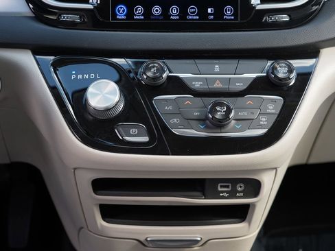 Used 2017 Chrysler Pacifica Touring Plus FWD image 22