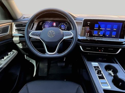Used 2025 Volkswagen Atlas SE FWD image 8