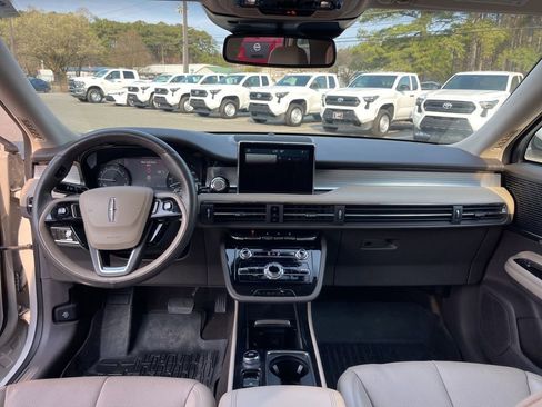 Used 2022 Lincoln Corsair AWD w/ Premium Package image 8