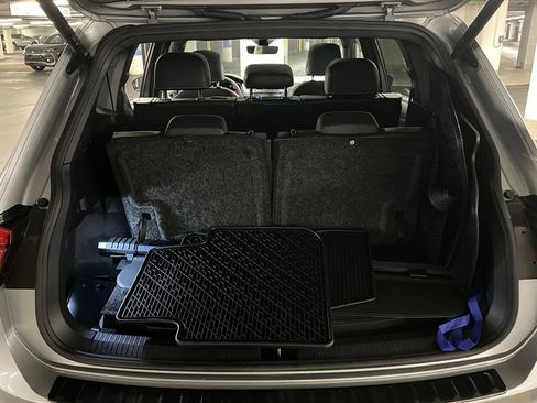 Certified 2022 Volkswagen Tiguan SE R-Line FWD image 36