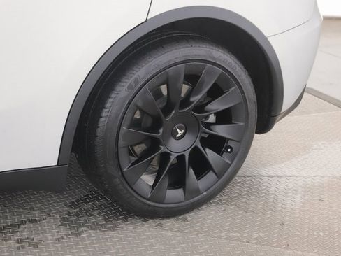 Used 2021 Tesla Model Y Long Range image 14