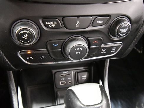 Used 2018 Jeep Cherokee Latitude Plus FWD image 26