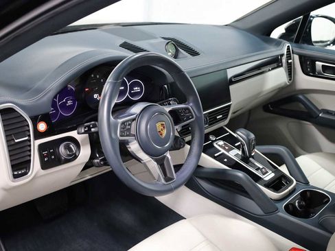 Certified 2023 Porsche Cayenne Coupe image 3