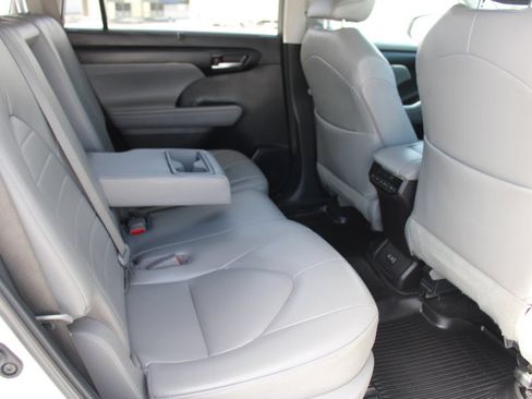 Used 2023 Toyota Highlander XLE FWD image 19