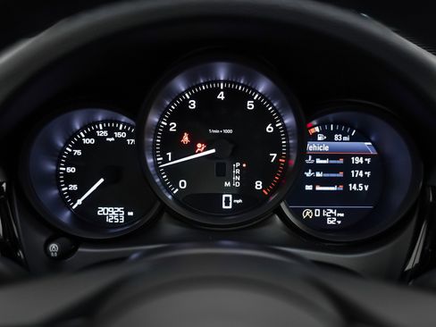 Certified 2022 Porsche Macan w/ Premium Package Plus image 18