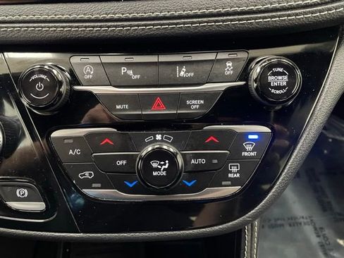 Used 2023 Chrysler Pacifica Limited w/ Uconnect Theater Family Group image 6