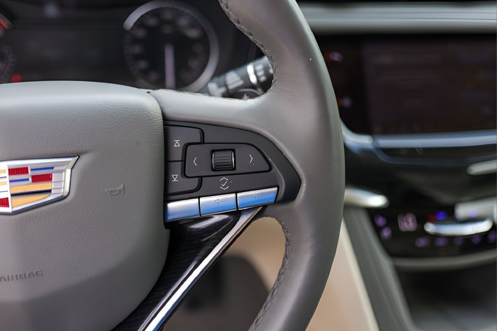 Used 2025 Cadillac XT6 Premium Luxury FWD image 13