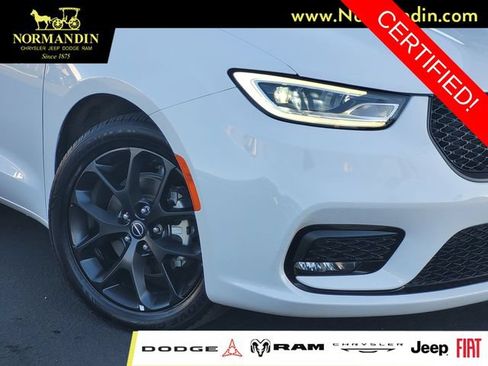 Certified 2025 Chrysler Pacifica Limited FWD image 3