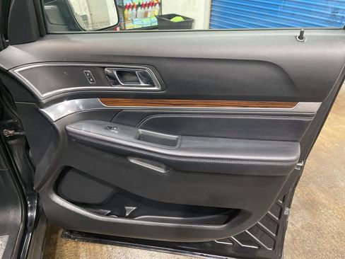Used 2018 Ford Explorer Limited w/ Equipment Group 301A AWD/4WD image 22
