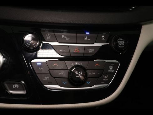 Used 2023 Chrysler Pacifica Touring-L FWD image 27