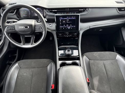 Used 2023 Jeep Grand Cherokee Altitude AWD/4WD image 11