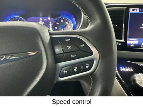 Used 2024 Chrysler Pacifica Touring-L FWD image 40