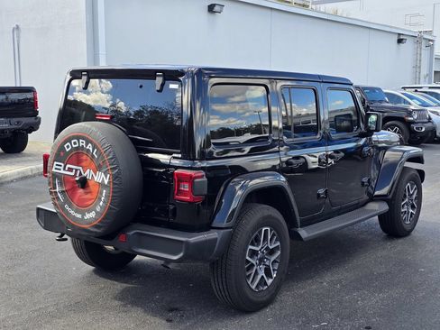Used 2025 Jeep Wrangler Unlimited Sahara AWD/4WD image 3