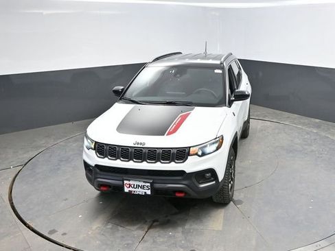 Used 2025 Jeep Compass Trailhawk image 39