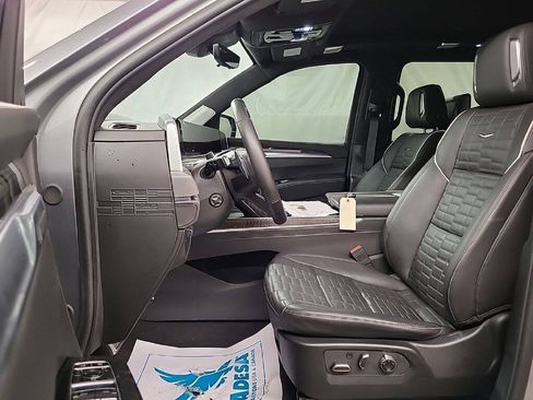 Used 2025 Cadillac Escalade ESV V AWD/4WD image 5
