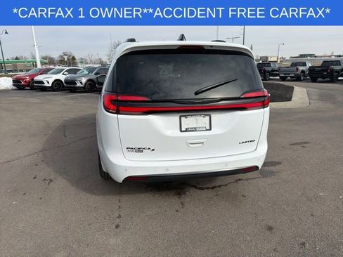 Used 2025 Chrysler Pacifica Limited image 10
