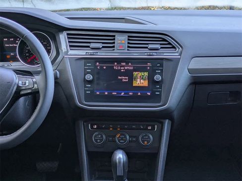 Used 2021 Volkswagen Tiguan SE w/ Panoramic Sunroof Package image 23