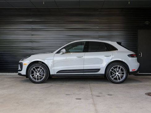 Certified 2024 Porsche Macan AWD/4WD image 2