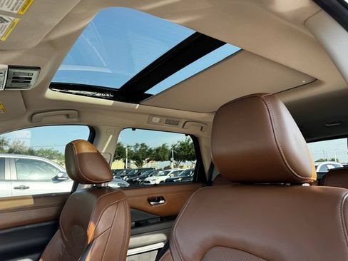 Used 2024 Nissan Pathfinder Platinum FWD image 20
