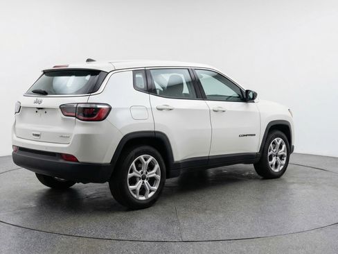 Used 2025 Jeep Compass Latitude AWD/4WD image 9