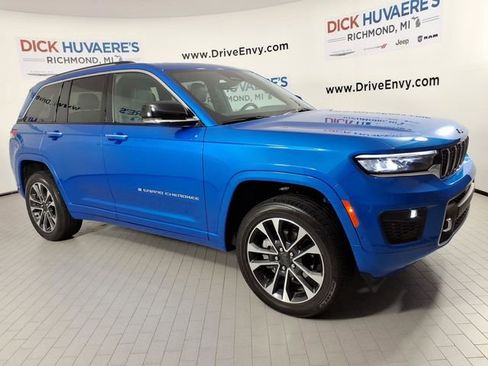 Used 2023 Jeep Grand Cherokee Overland AWD/4WD image 3