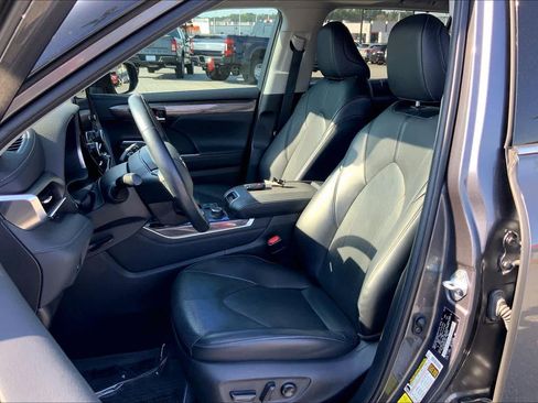 Used 2023 Toyota Highlander Limited image 8