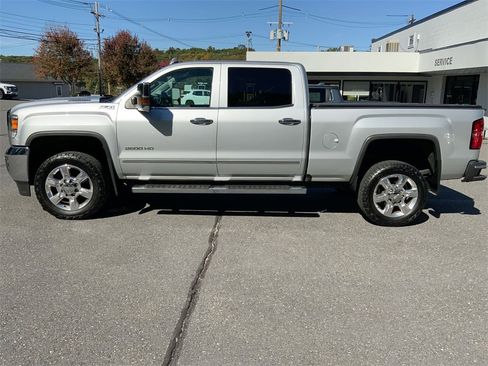 Certified 2019 GMC Sierra 2500 SLT w/ Duramax Plus Package image 33
