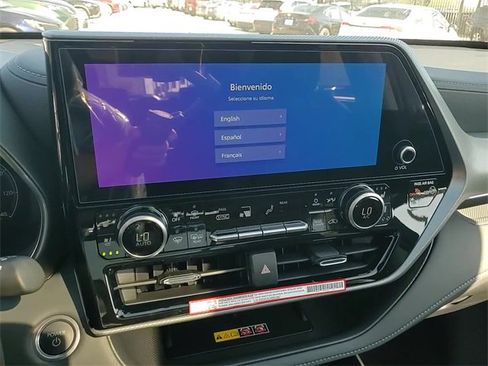 Used 2025 Toyota Highlander Platinum image 18