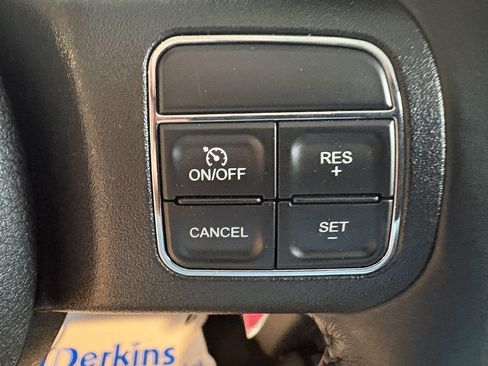 Used 2018 Jeep Wrangler Unlimited Sahara w/ Connectivity Group AWD/4WD image 16
