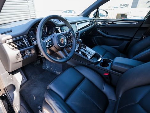 Certified 2025 Porsche Macan image 4