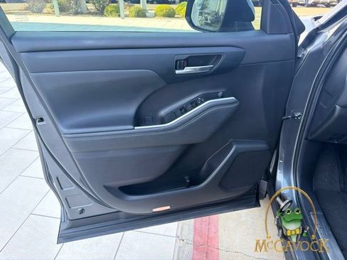 Used 2023 Toyota Highlander XSE FWD image 9