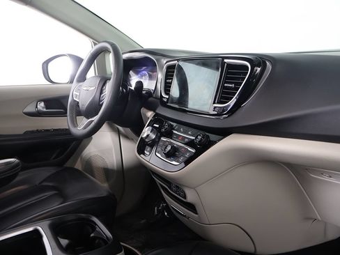 Used 2023 Chrysler Pacifica Touring-L FWD image 26