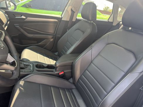 Used 2022 Volkswagen Jetta SE FWD image 2