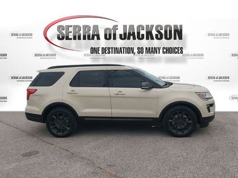 Used 2018 Ford Explorer XLT w/ Equipment Group 202A FWD image 9