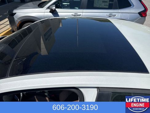 Used 2025 Volkswagen Jetta SEL FWD image 16