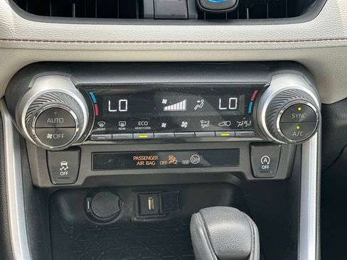 Used 2020 Toyota RAV4 XLE w/ Convenience Package AWD/4WD image 25