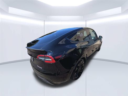Used 2023 Tesla Model Y Performance AWD/4WD image 2